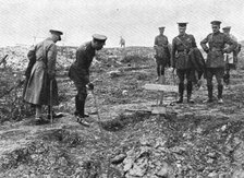 'La visite du roi d'Angleterre a ses armees et au front Belge', 1916. Creator: Unknown.