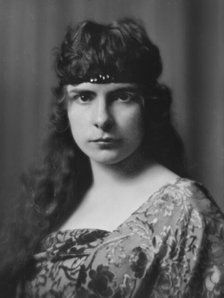 Woodward, Miss, portrait photograph, 1915 May 25. Creator: Arnold Genthe.