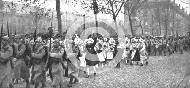 'A Metz; L'entrée des Francais, le 19 novembre 1918: au defile des troupes se sont..., 1918. Creator: Unknown.
