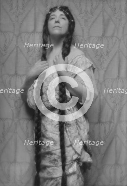 Auld, Gertrude (Mrs. Thomas), portrait photograph, ca. 1914. Creator: Arnold Genthe.