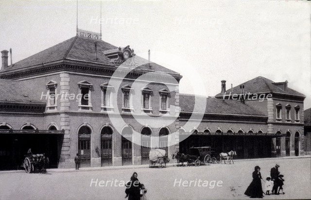 View of the façade of the railway station MZA Zaragoza, in 1920, with the postmark of 20 July 1920.