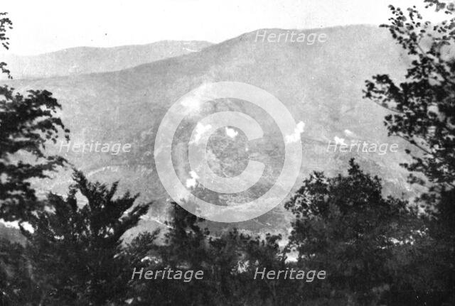 ' Victorieuse Offensive Italienne; Devant Plava: Le bombardement des positions autrichiennes...1917. Creator: Unknown.