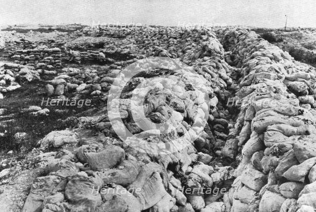 'Aise et securite chez nos allies Britanniques; La consommation de sacs a terre', 1916. Creator: Unknown.