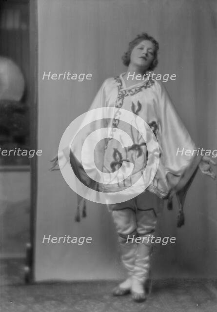 Murray, Mae, Miss, portrait photograph, 1915 May 4. Creator: Arnold Genthe.