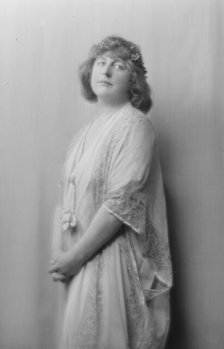 Anglin, Margaret, Miss, portrait photograph, between 1910 and 1925. Creator: Arnold Genthe.
