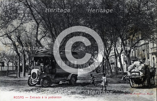 Bus passengers arriving in the town of Roses (Alt Empordà), postcard from the 1910s.