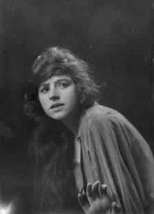 Miss Margaret La Rue, portrait photograph, 1919 May 5. Creator: Arnold Genthe.