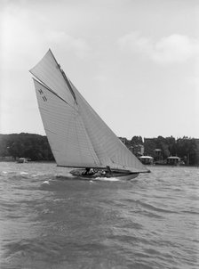 'Ventana' (H11) an early 8 Metre class yacht sails close-hauled, 1914. Creator: Kirk & Sons of Cowes.
