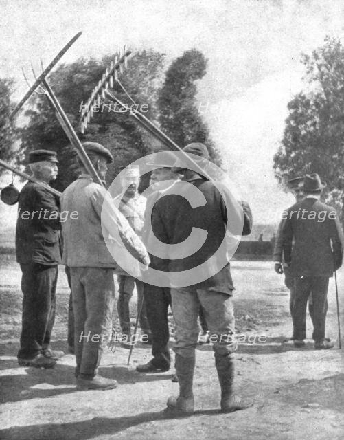 'L'attente confiante du pays; M. Clemenceau au milieu des cultivateurs d'un village du front', 1918. Creator: Unknown.