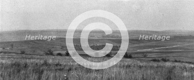 'Panoramas du champ de bataille, a l'ouest de la Meuse; a l'horizon, au centre..., 1916. Creator: Unknown.