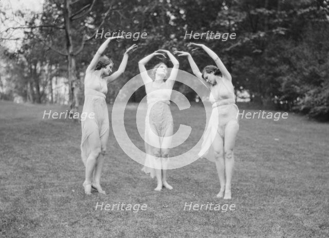 Elizabeth Duncan dancers, between 1916 and 1941. Creator: Arnold Genthe.