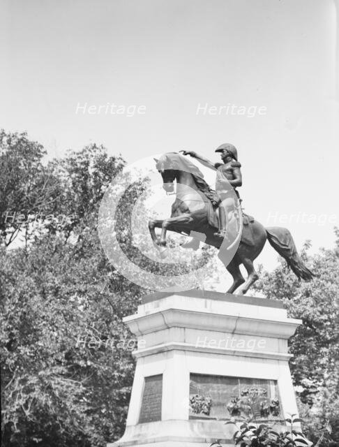Equestrian statues in Washington, D.C., between 1911 and 1942. Creator: Arnold Genthe.