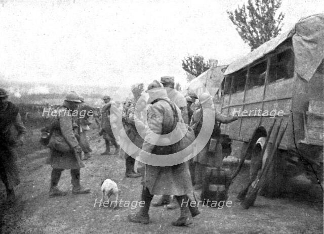 'Dans la Bataille; Arrivee de renforts sur le terrain', 1918. Creator: Unknown.