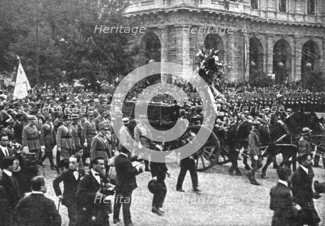 'Le "Soldat Inconnu" italien; a Rome: le corps est conduit a l'eglise Santa Maria degli...1921. Creator: Unknown.