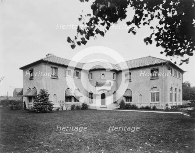 Large L-shaped residence, Colorado, designed by architect Jacques Benois Benedict, c1903 - 1923. Creator: Unknown.