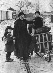 'Les rapatries du Nord de la France a annemasse (Haute-Savoie); une famille qui a..., 1916. Creator: Unknown.
