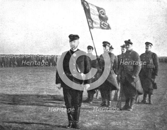 'Le Drapeau des Fusiliers Marins; Derriere le general, des combattants d'Ypres et de Dixmude', 1915. Creator: Unknown.