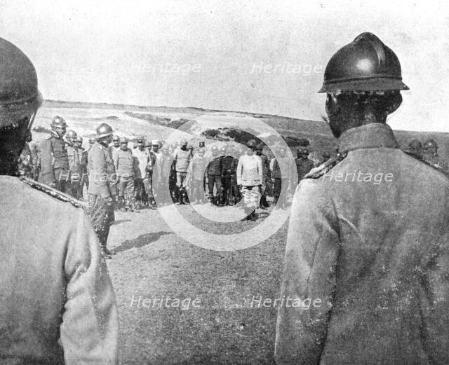 'Reunion d'officiers serbes autour du colonel Vassitch, qui prit Monastir aux Turcs le nov..., 1916. Creator: Unknown.