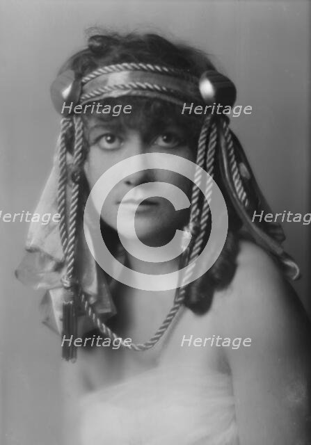 Fuller, Mary, Miss, portrait photograph, between 1913 and 1924. Creator: Arnold Genthe.