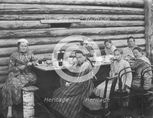 Teatime at the Outhouse. Preobrazhenskaya Street, 1906. Creator: Unknown.