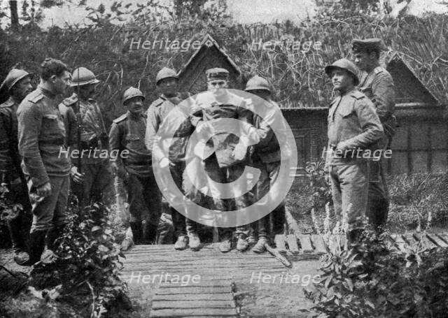'Les russes en France; Un prisonnier allemand blesse, au camp russe', 1916. Creator: Unknown.