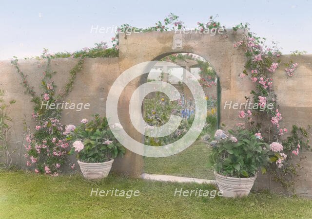 "Gray Gardens," Robert Carmer Hill house, Lily Pond Lane, East Hampton, New York, c1914. Creator: Frances Benjamin Johnston.
