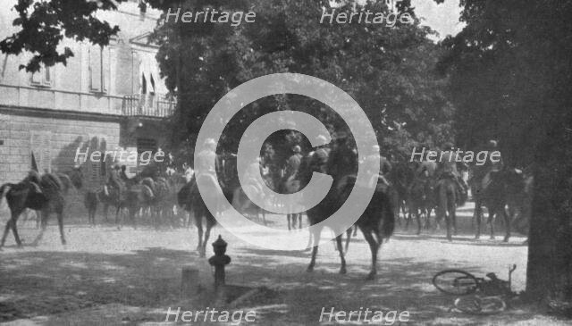 'Victoire Italienne; La cavalerie italienne a Gorizia devant la palais du gouverneur autrichie, le m Creator: Unknown.