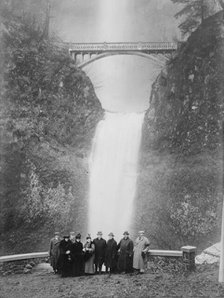 N.Y. tourists (French, Vanderbilt party) at Multnomah Falls, 1916. Creator: Bain News Service.