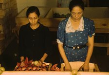 Sorting and packing tomatoes at the Yauco Cooperative Tomato Growers Association, Puerto Rico, 1942. Creator: Jack Delano.