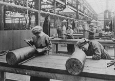 English women finishing a 9.2 shell, between c1915 and 1917. Creator: Bain News Service.