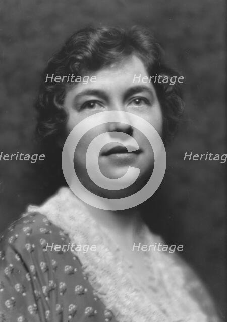 Peake, H.G., Mrs., portrait photograph, 1913. Creator: Arnold Genthe.