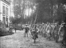 'Notre offensive d'Artois; Prisonniers defilant devant l'etat-major de la division', 1915. Creator: Unknown.