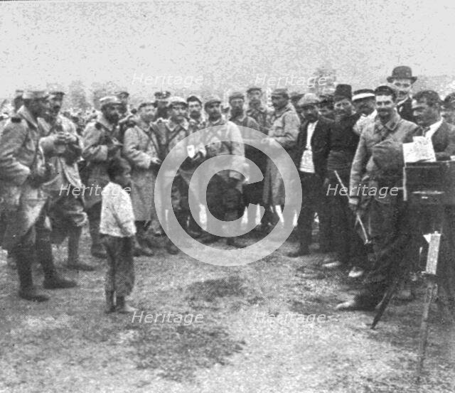 'Les premiers contingents Franco-Anglais a Salonique; Arrivant de Moudros, nos...1915 (1924). Creator: Unknown.