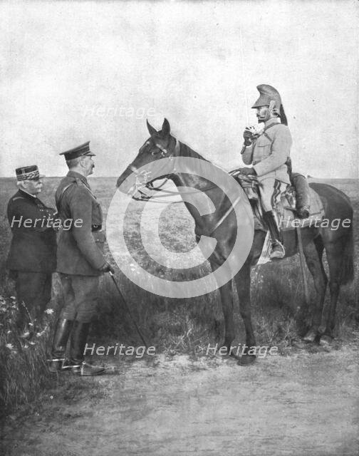 'Dix-Sept ans apres Fachoda; L'ancien sirdar retrouve en champagne l'ancien...', 1915 (1924). Creators: Unknown, Jean-Baptiste Marchand.