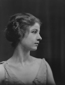 Isadora Duncan dancer, portrait photograph, between 1915 and 1923. Creator: Arnold Genthe.