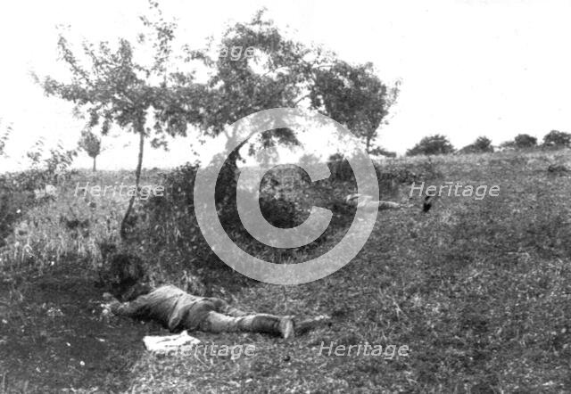 'L'immense champ de Bataille; Entre Meaux et Vareddes, des soldats allemands tombes', 1914. Creator: Unknown.