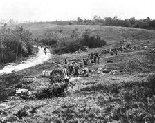 'Notre Artillerie dans les lignes Allemandes; un groupe francais de 75 en batterie, le soir..., 1918 Creator: Unknown.