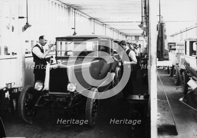 1928 Morris Cowley Saloon Paint Shop, c1928. Artist: Unknown