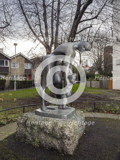 'The Lesson', sculpture by Franta Belsky, Bethnal Green, London, 2015. Artist: Chris Redgrave.