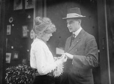 Henrietta Mielke giving iron ring to contributor, 22 Oct 1914. Creator: Bain News Service.
