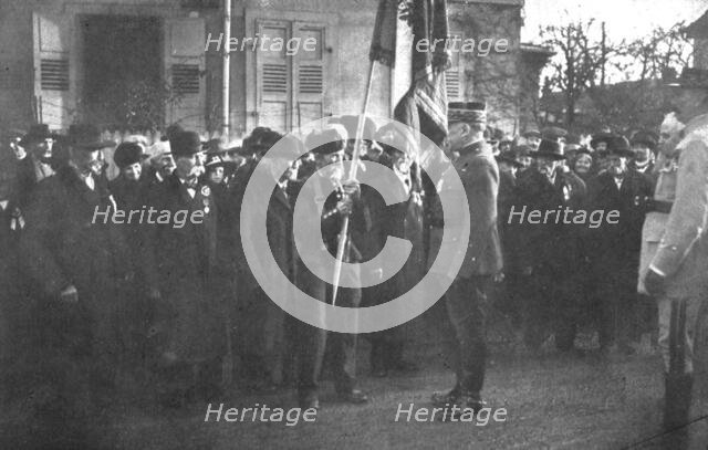'La patrie retrouvee; A Haguenau un veteran de 81 ans, revetu de l'uniforme du 20e...', 1918. Creator: Unknown.