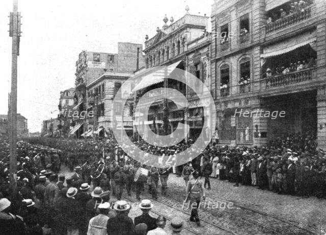 'Les allies a Salonique; L'arrivee des Russes: les troupes traversant Salonique en fete', 1916. Creator: Unknown.