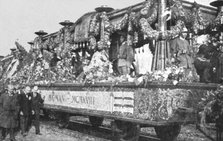 'Le "Soldat Inconnu" italien; le wagon decouvert, somtueusement decore, qui transporta..., 1921. Creator: Unknown.