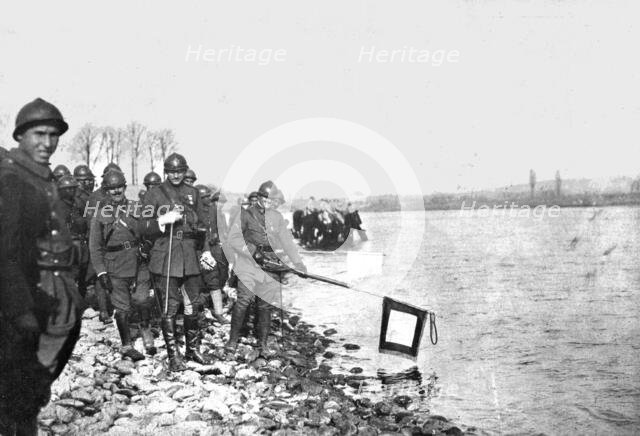 'Sur le Rhin; A Huningue le 21 novembre 1918, la deuxieme division marocaine baigne..., 1918. Creator: Unknown.