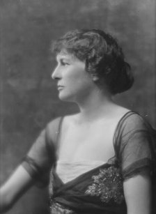 Hussey, John, Mrs., portrait photograph, 1915 June 24. Creator: Arnold Genthe.
