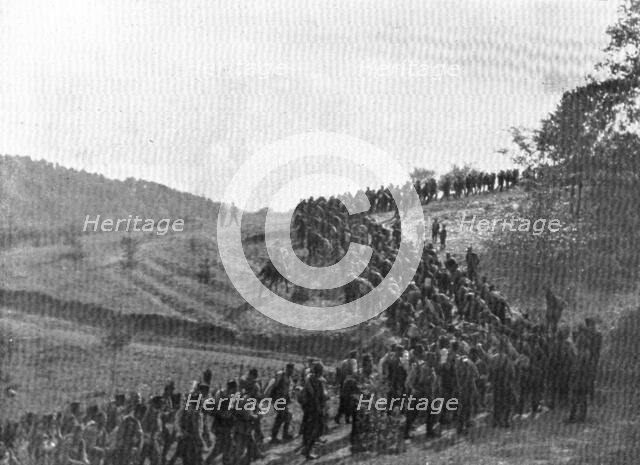 'La Serbie Courageuse; Traversant le col de Goutchevo, l'armee serbe monte a l'offensive', 1914 Creator: Unknown.