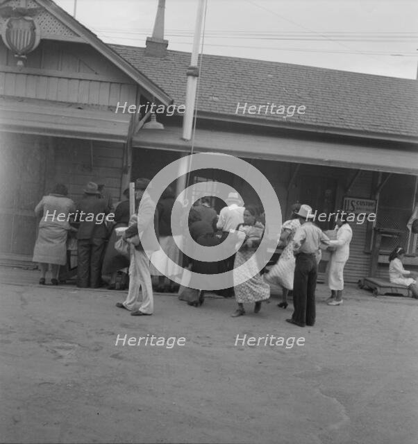 El Paso residents at plant quarantine station, El Paso, Texas, 1937. Creator: Dorothea Lange.