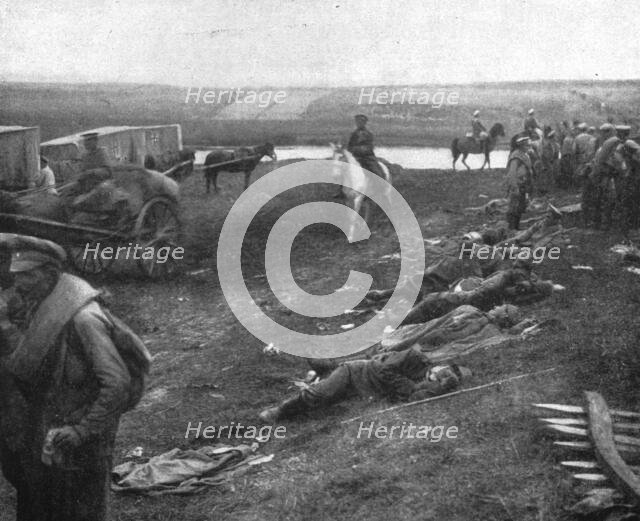 'Sur les routes de l'offensive russe (Armee Sakharof) - Blesses russes et autrichiens', 1916. Creator: Unknown.