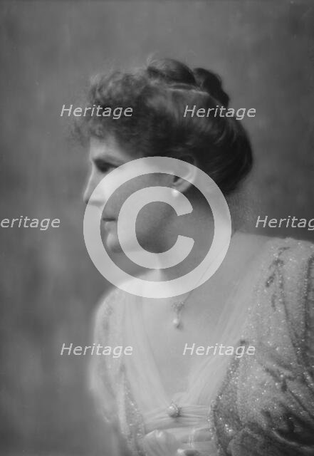 Bianchi, William, Mrs., portrait photograph, 1915 Dec. or 1916 Jan. Creator: Arnold Genthe.