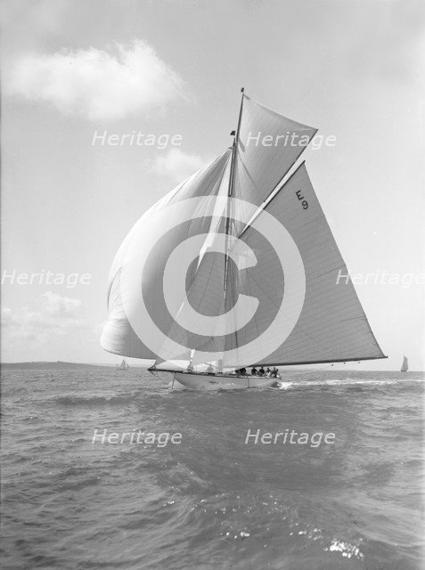 'Davo III', a 12 Metre class sailing yacht, runs before the wind, 1911. Creator: Kirk & Sons of Cowes.